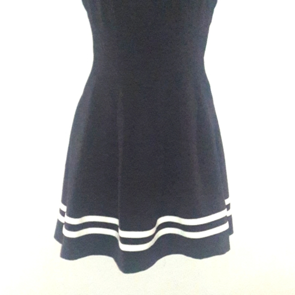 H&M Classic Black & White V-Neck Dress, 8 - Picture 5 of 8